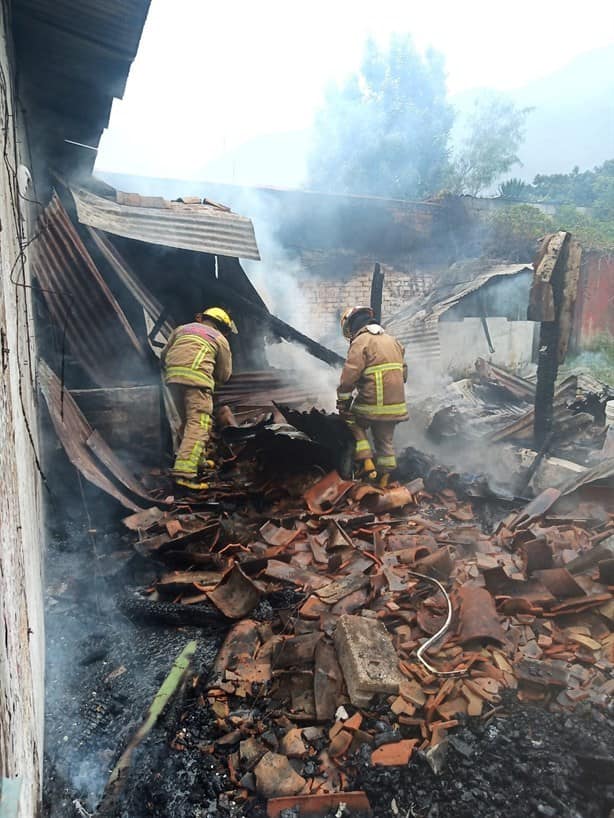 Fuego consume vivienda abandonada en Río Blanco (+Video)