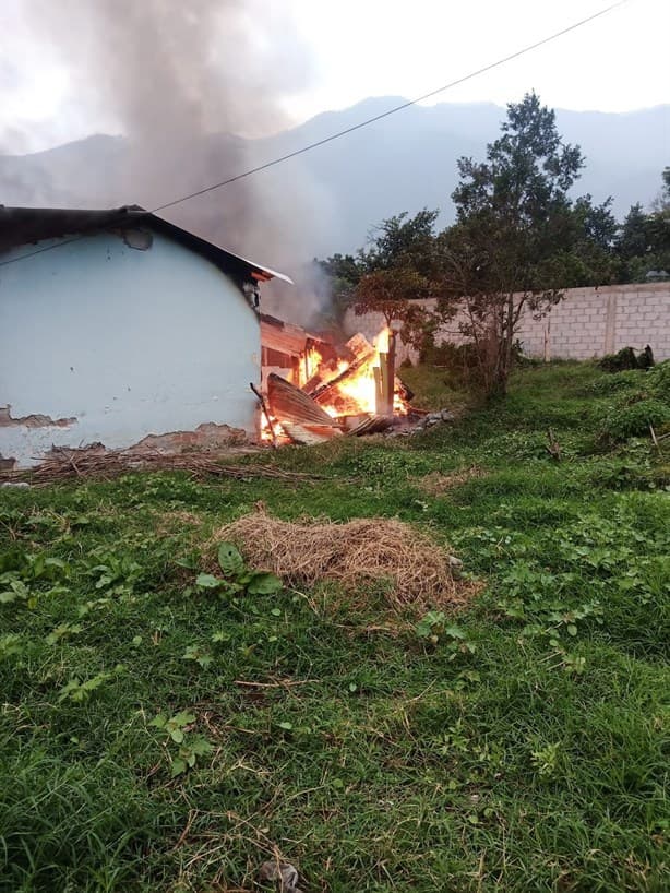 Fuego consume vivienda abandonada en Río Blanco (+Video)