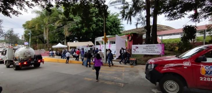 Integrantes del Sindicato Magisterial toman la SEV; piden agilizar trámites de adscripción