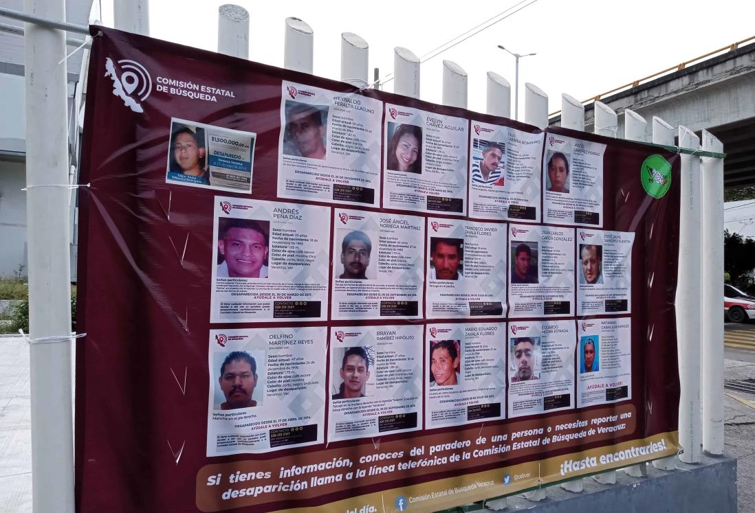 Colocan lonas de personas desaparecidas en auditorio de Veracruz