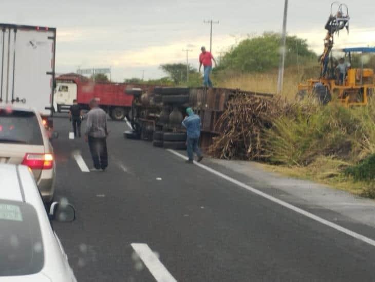 Vuelca camión cargado de caña en Puente Nacional