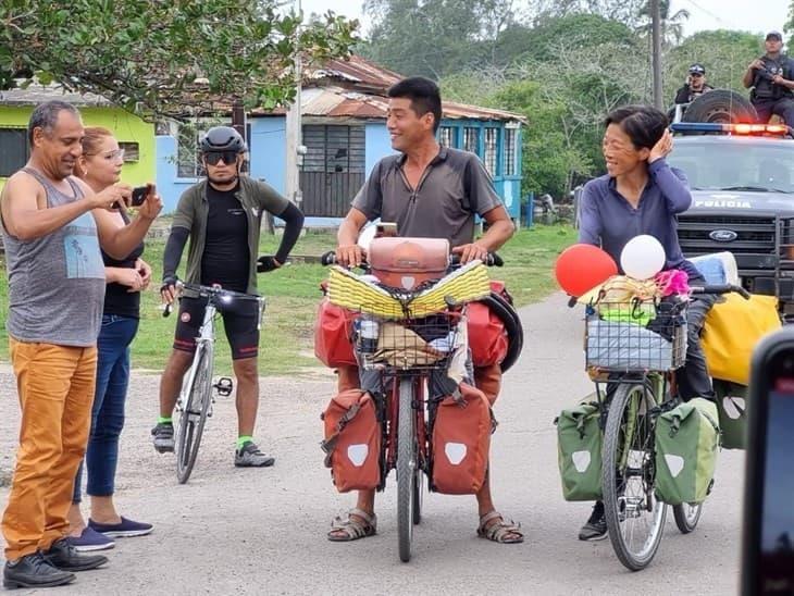 Pareja de Japón recorre en bicicleta la Zona Norte de Veracruz 