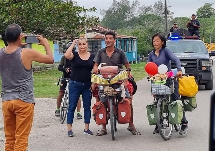Pareja de Japón recorre en bicicleta la Zona Norte de Veracruz 
