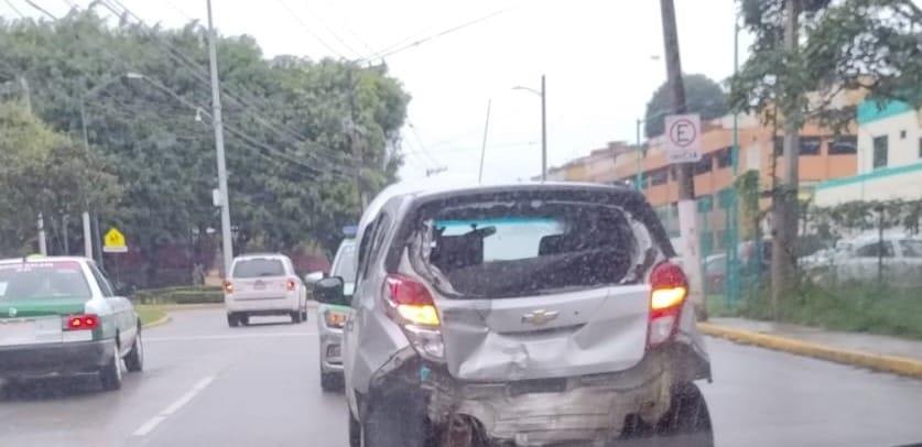 Camioneta y auto protagonizan choque en el bulevar Guízar y Valencia, en Xalapa