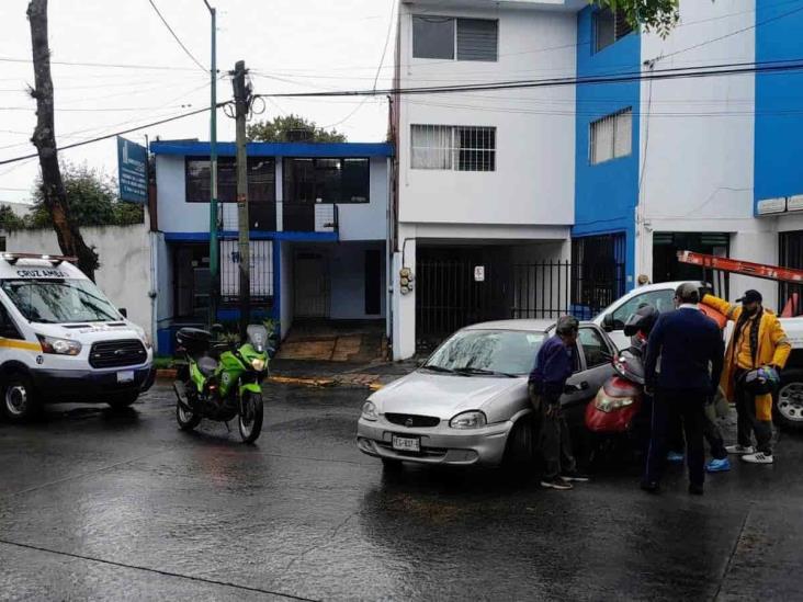 Motociclista resulta lesionado tras chocar contra auto en calles de Xalapa