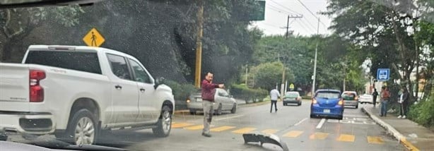 Camioneta y auto protagonizan choque en el bulevar Guízar y Valencia, en Xalapa