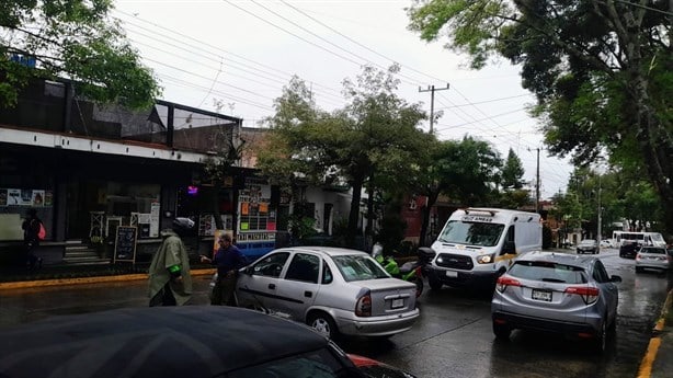 Motociclista resulta lesionado tras chocar contra auto en calles de Xalapa