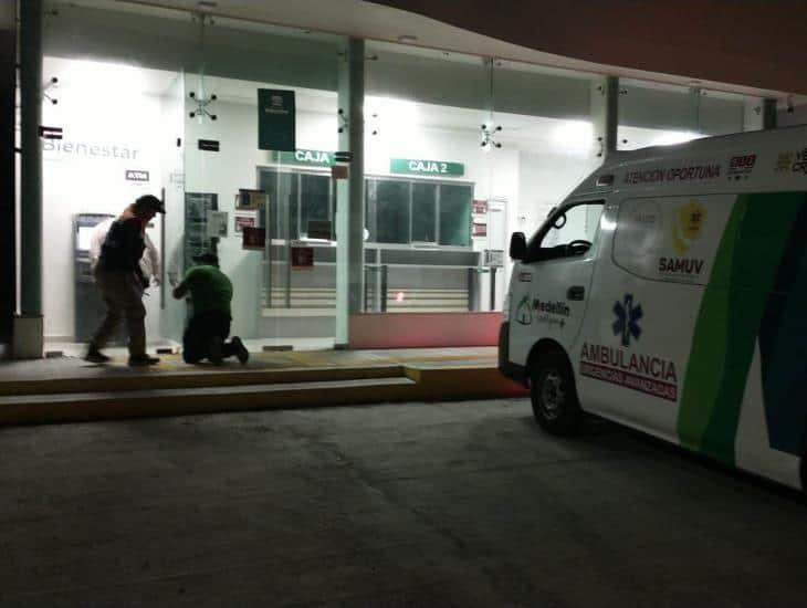 Rescatan a hombre atrapado en cajero de Medellín