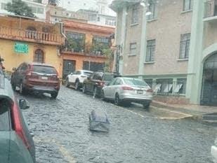 Su primera chamba, empleado del IMSS tira ataúd en pleno Centro de Xalapa