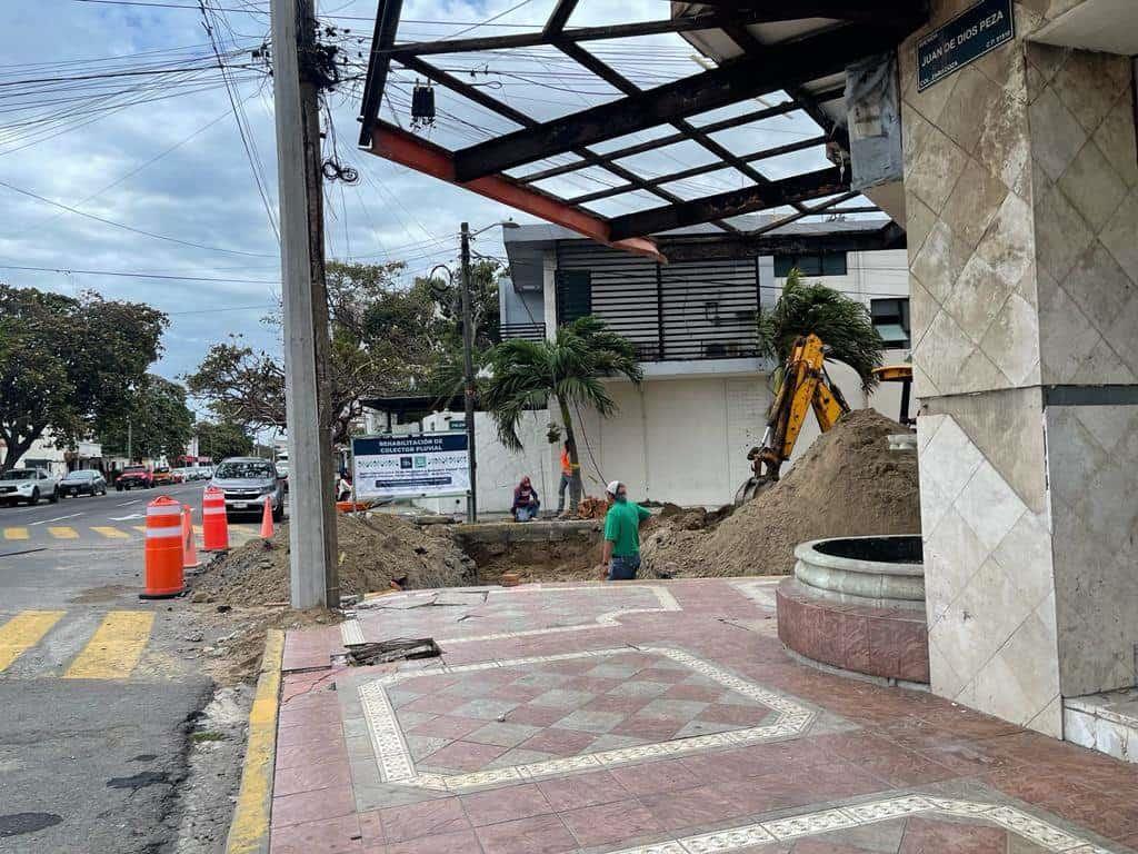 Cierran calle de Veracruz por rehabilitación de drenaje