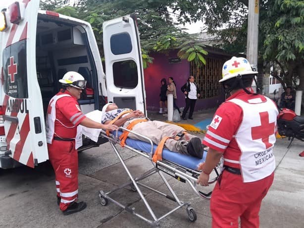 Motociclista se impacta contra camión de pasajeros en Veracruz