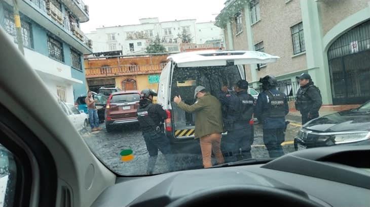 Su primera chamba, empleado del IMSS tira ataúd en pleno Centro de Xalapa