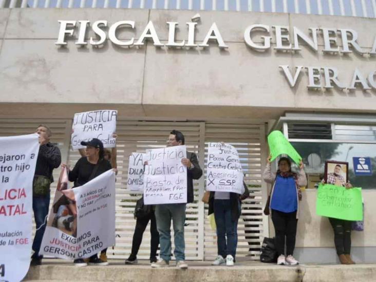 Exigen justicia por muertes en cuartel San José, en Xalapa; protesta en FGE Veracruz