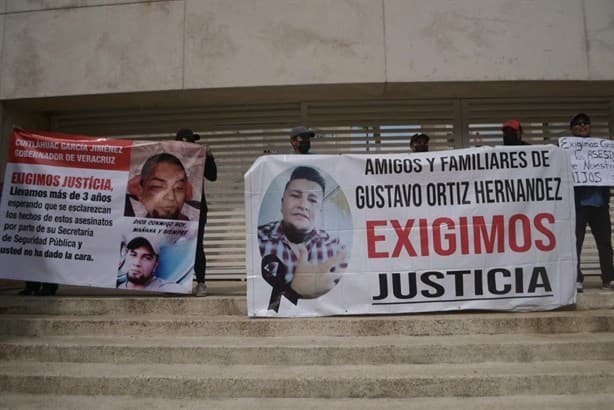 Exigen justicia por muertes en cuartel San José, en Xalapa; protesta en FGE Veracruz