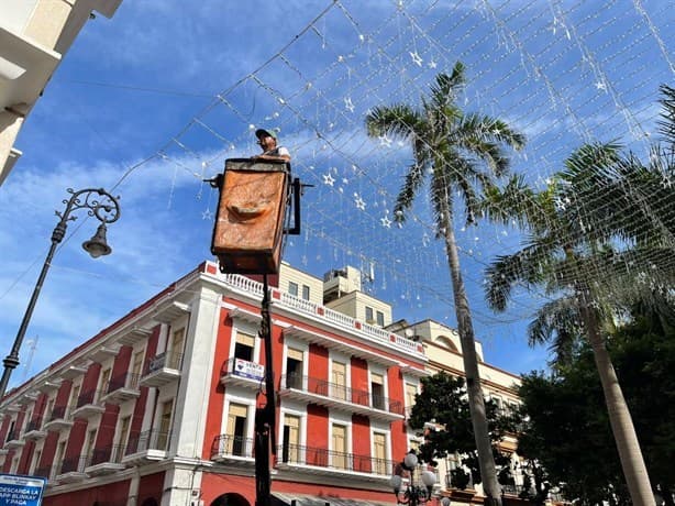 Cierran calles del centro de Veracruz por colocación de adornos navideños