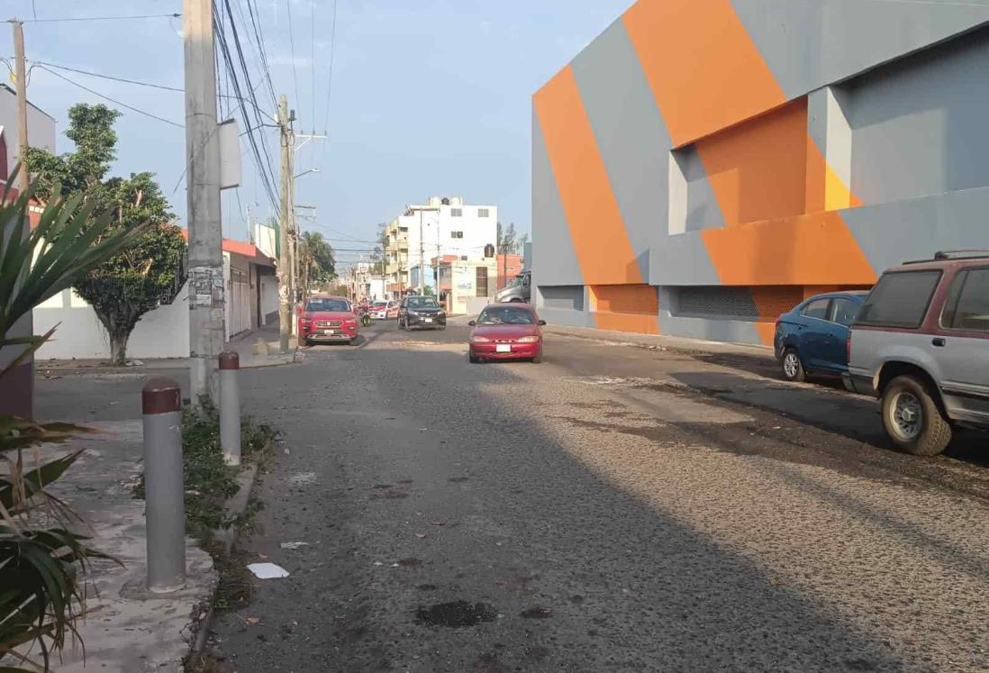 Denuncian calle de fraccionamiento de Veracruz en terribles condiciones