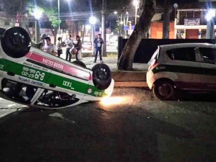 Vuelca taxi frente a la Normal Veracruzana, en Xalapa