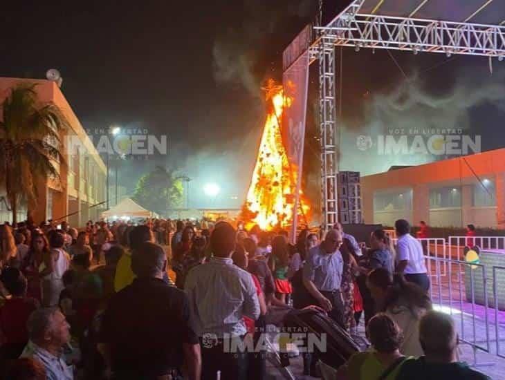 Se incendia árbol de navidad dentro de una escuela en Boca del Río| VIDEO