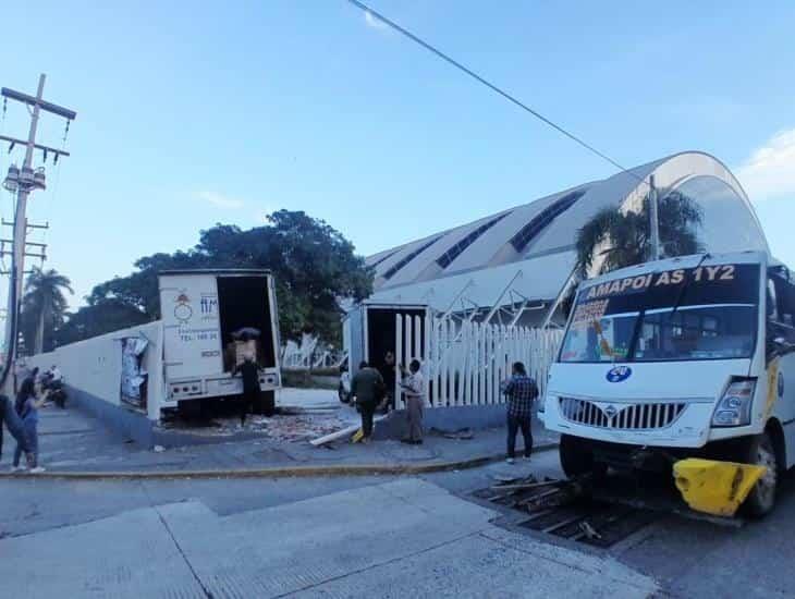 Camioneta de Veracruz se queda sin frenos y termina dentro del auditorio Benito Juárez