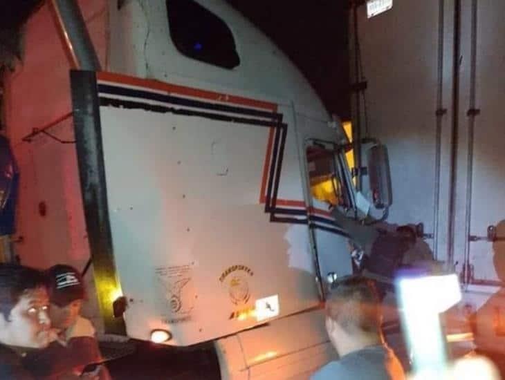 Dos camiones chocan en Tierra Blanca y dejan múltiples daños materiales