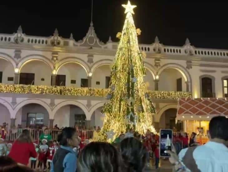Iluminan árbol navideño en el zócalo de Veracruz