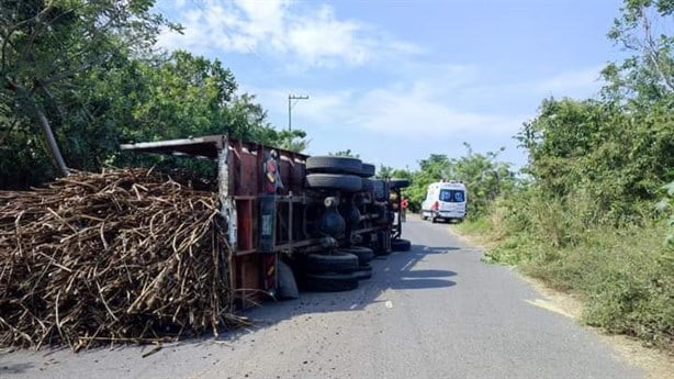 Se vuelca camión cañero en el tramo carretero Hatito-Cardel, en Veracruz