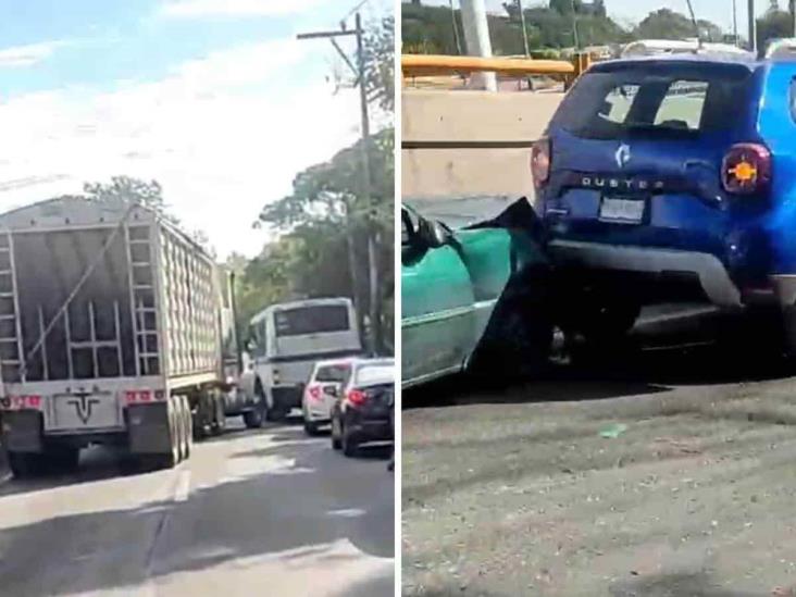 Tráiler choca contra dos autos en Lázaro Cárdenas, en Xalapa