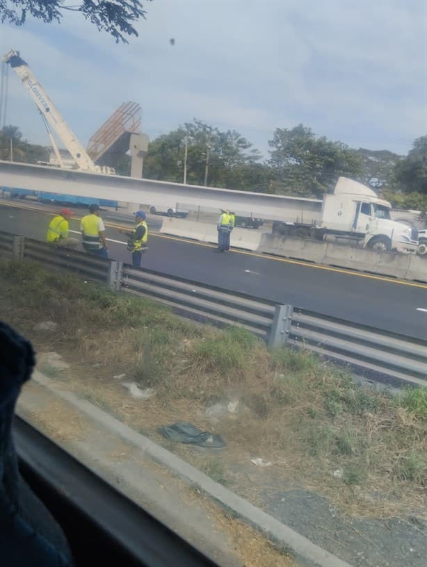 Colocan última trabe del puente peatonal en la Veracruz-Cardel tras choque de tráiler