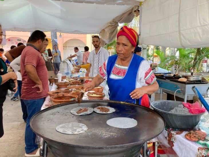 Disfrutan ciudadanos del Festival del Pambazo en Boca del Río