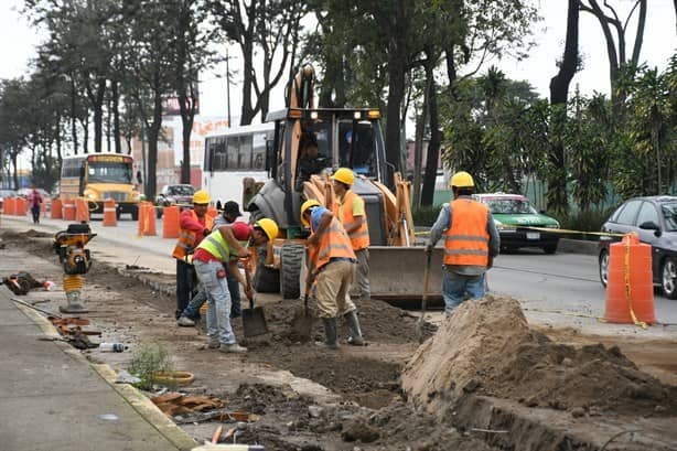 Obras viales pegan a taxistas de Xalapa; piden agilizar trabajos