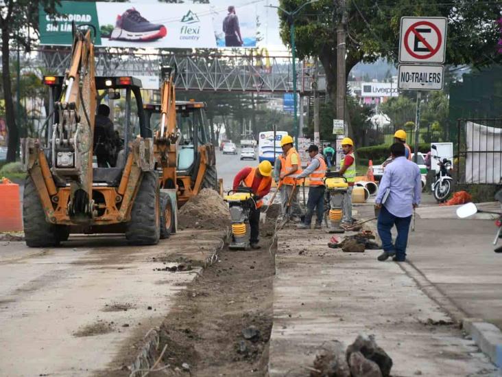 Obras viales pegan a taxistas de Xalapa; piden agilizar trabajos