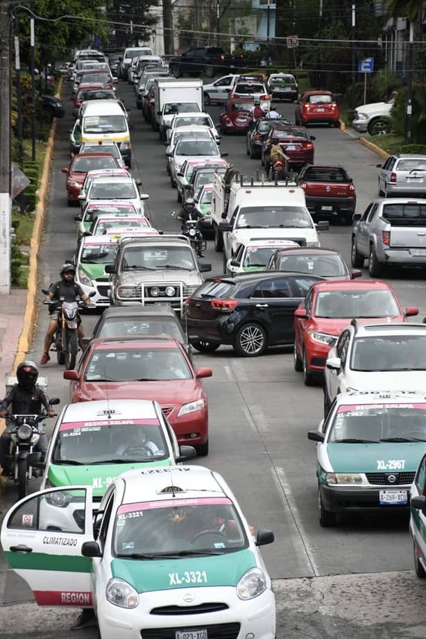 Obras viales pegan a taxistas de Xalapa; piden agilizar trabajos