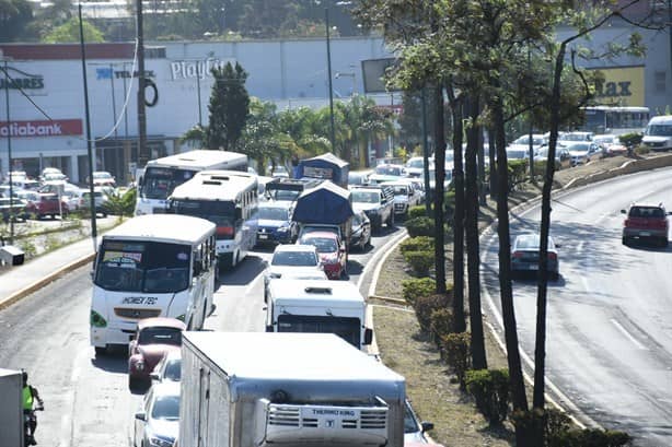 Obras viales pegan a taxistas de Xalapa; piden agilizar trabajos