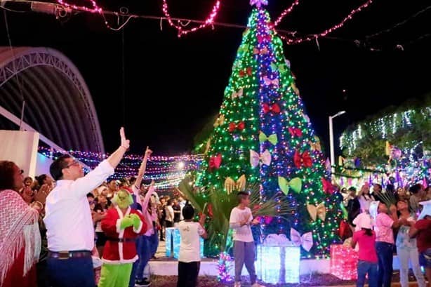 Encienden árbol de Navidad y villa iluminada en Úrsulo Galván, en Veracruz