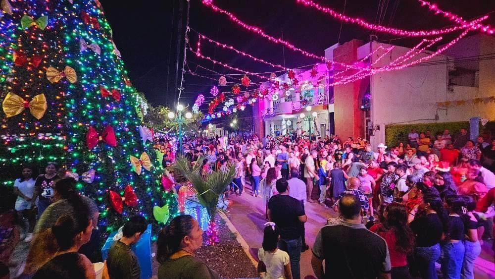 Encienden árbol de Navidad y villa iluminada en Úrsulo Galván, en Veracruz