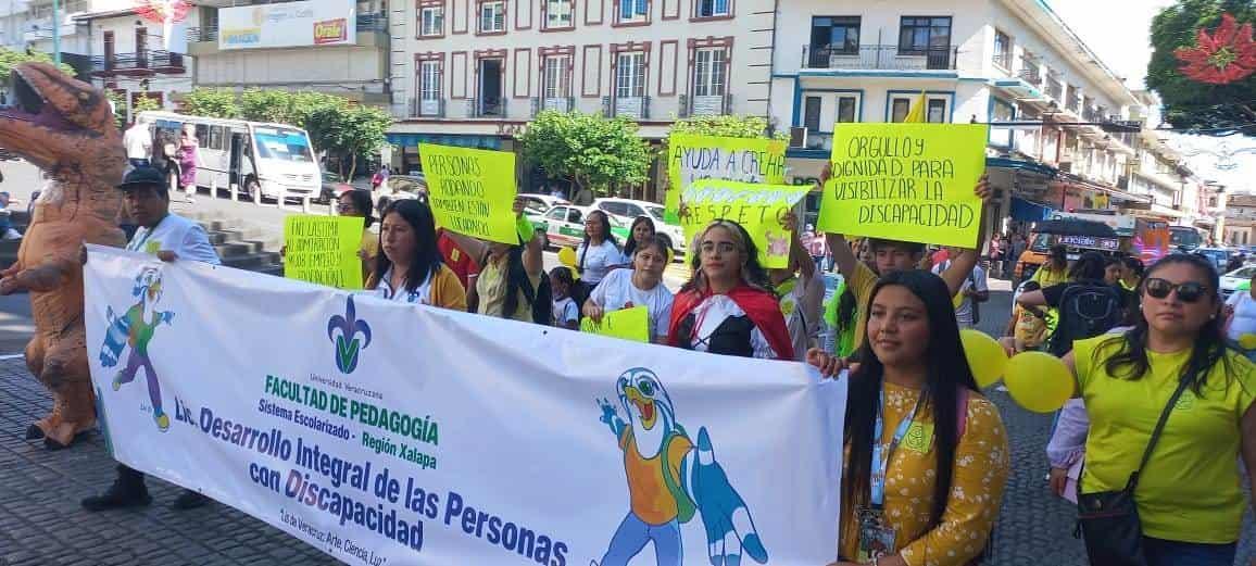 Marchan en Xalapa para hacer conciencia sobre la discapacidad