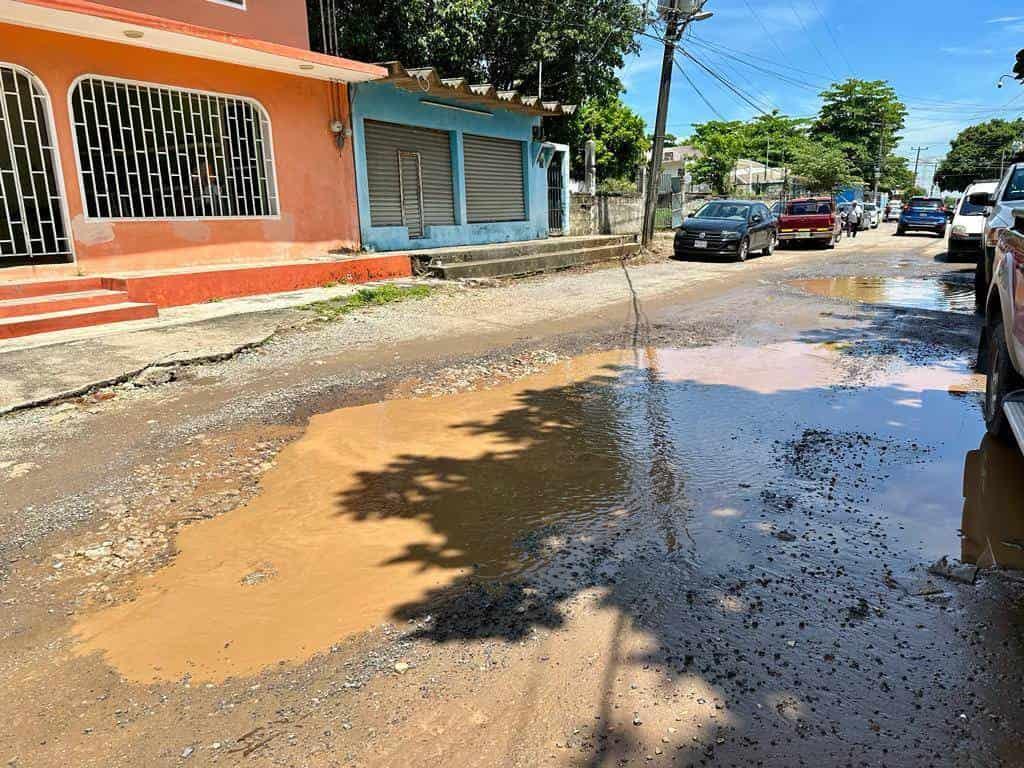Denuncian calles de colonia en Veracruz destruidas y abandonadas