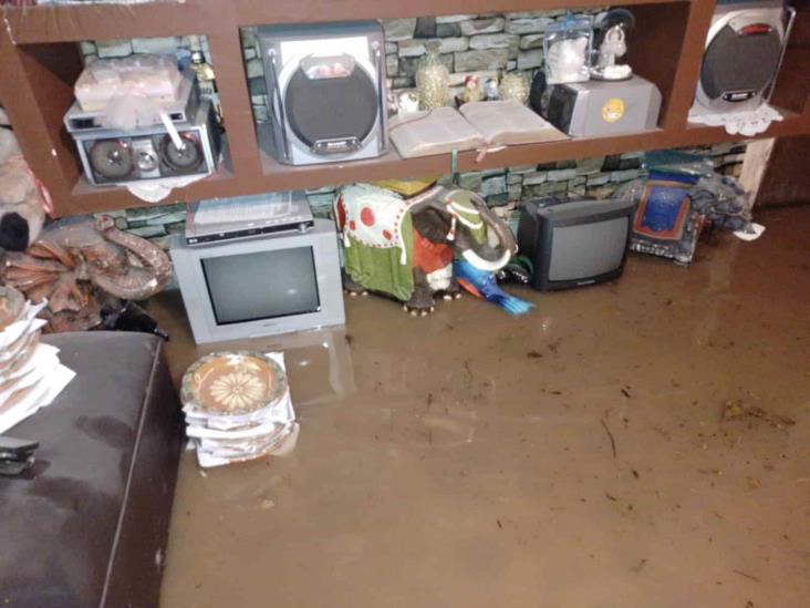 Obra pública causa inundación en Ixtaczoquitlán; habitantes pierden pertenencias (+Video)