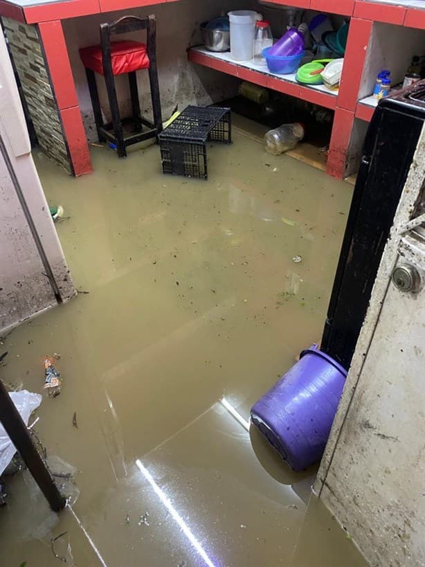 Obra pública causa inundación en Ixtaczoquitlán; habitantes pierden pertenencias (+Video)