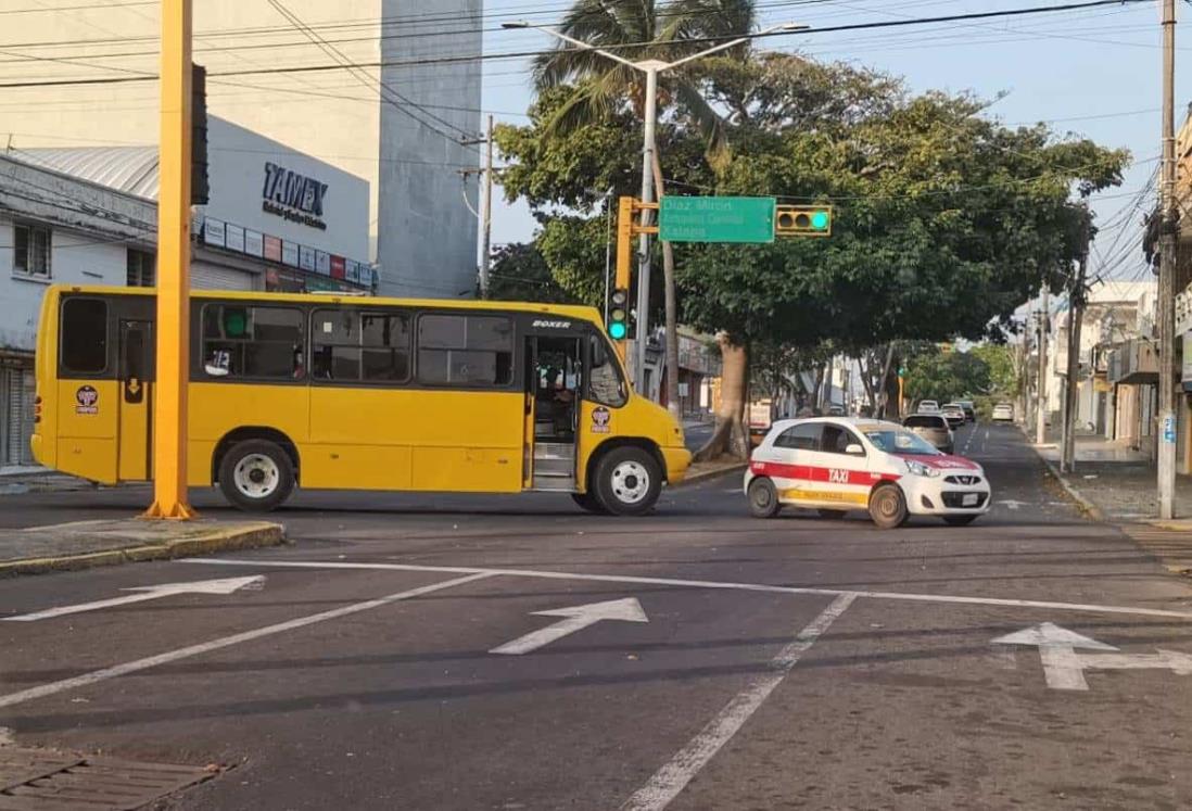 Camión de pasajeros choca con taxi en Veracruz