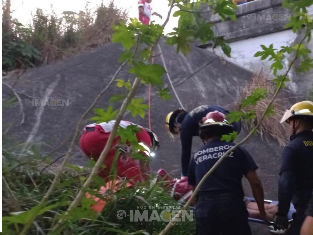 Mujer es arrojada de un puente; le dieron aventón al salir de un baile en Tejería