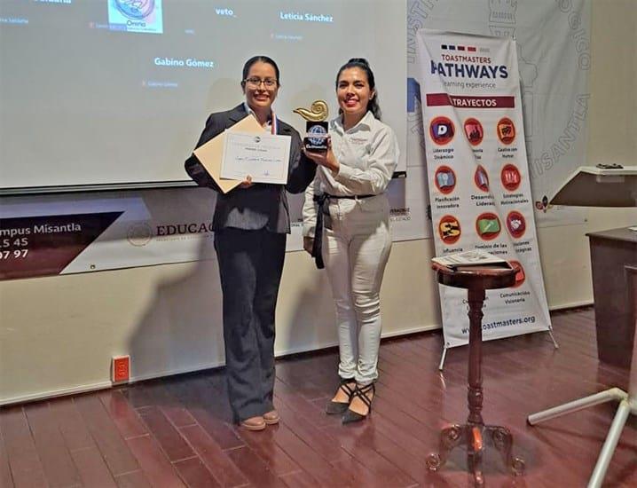 Abril Elizabeth gana en concurso de oratoria del Club Toastmaster Tec Misantla 