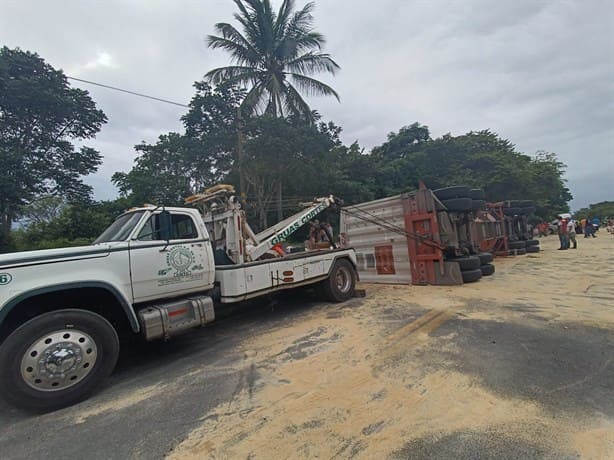 Vuelca tráiler cargado con toneladas de maíz en Veracruz