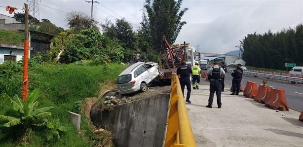 Camioneta cae de puente tras ser impactada por tráiler, en Rafael Delgado