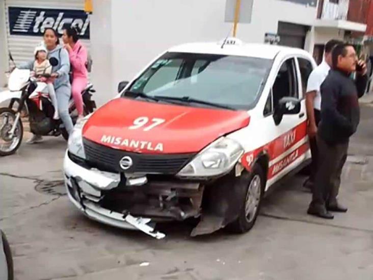 Taxi y auto protagonizan choque en calles de Misantla