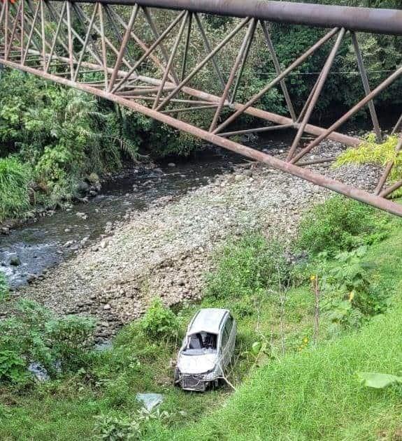 Camioneta cae de puente tras ser impactada por tráiler, en Rafael Delgado