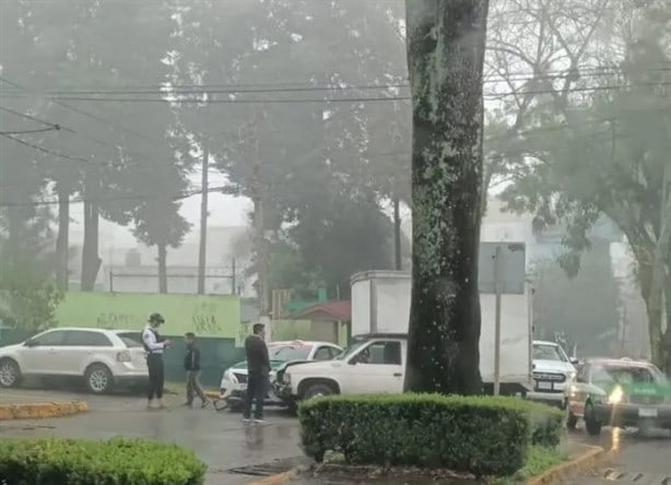 Chocan taxi y camioneta en avenida Américas, en Xalapa
