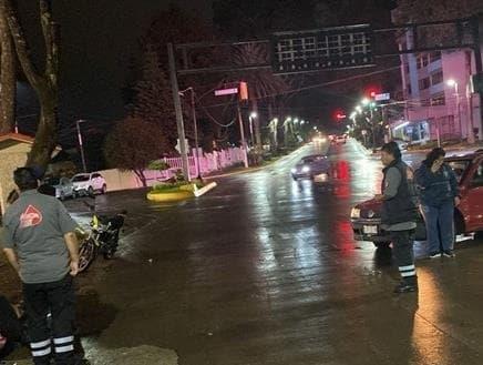 Motociclista se impacta contra un auto en la avenida Ávila Camacho de Xalapa