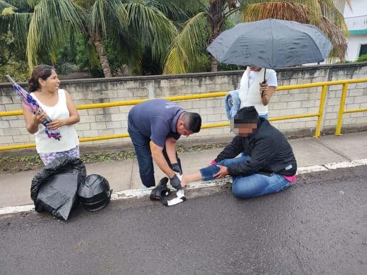 Derrapa un cobrador de financiera en su moto en Paso de Ovejas, Veracruz