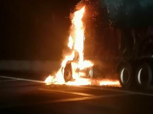 Fuego consume a camión tortón en La Antigua, Veracruz